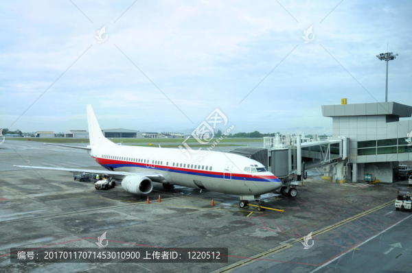 飛機(jī)在跑道上