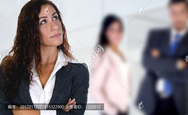 年輕的夫人仰視的人我