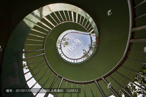 螺旋樓梯與天空