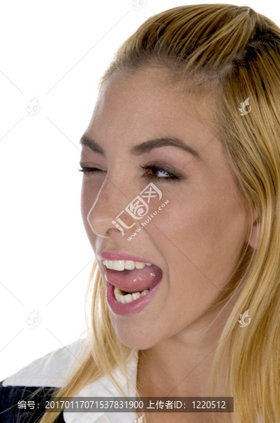 女舔嘴唇眨眼睛