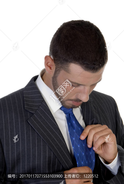 看他的領(lǐng)帶的男人