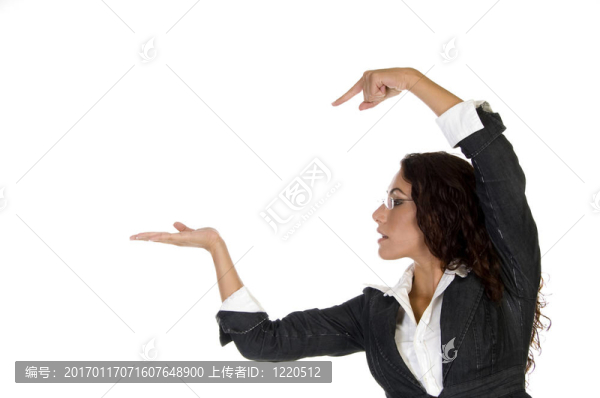 指著手掌的女人