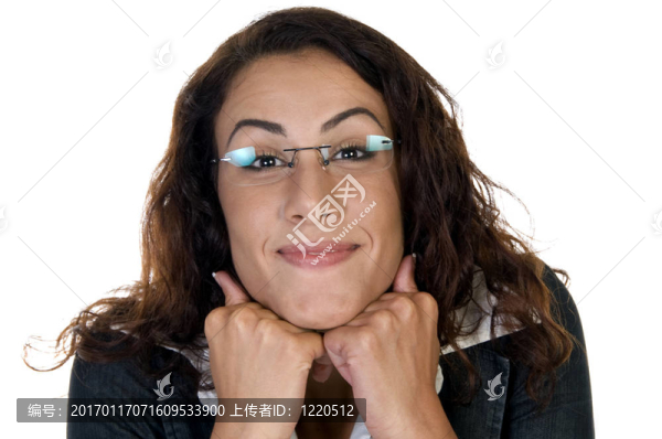 很高興的女人與下巴在手