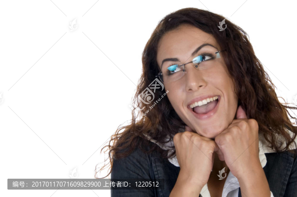 面帶微笑的女士手上的下巴