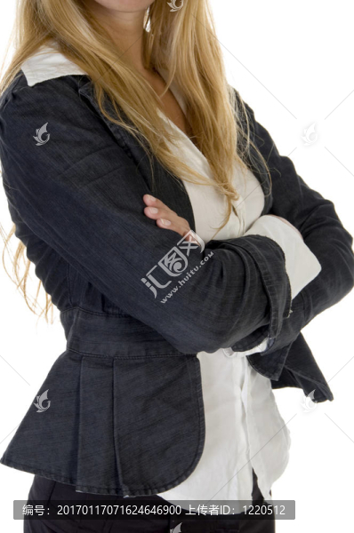 雙手折疊的女人