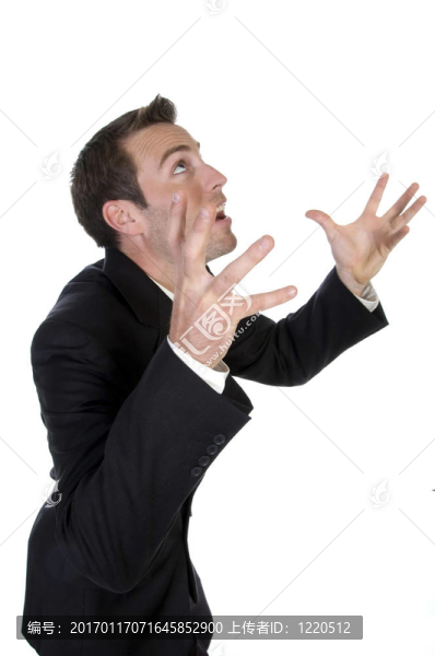 年輕商人舉起手臂大喊大叫