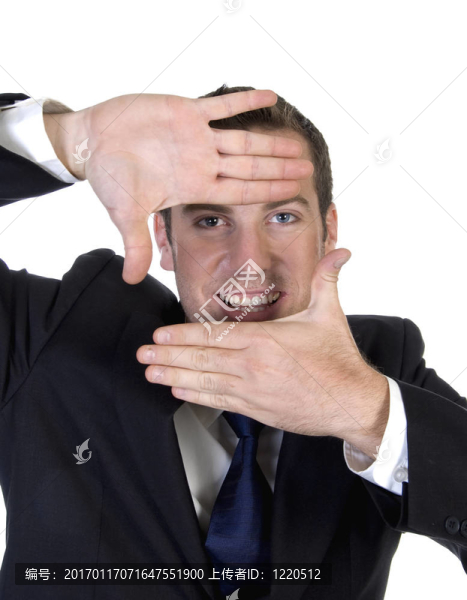 用手指制作框架形狀的人