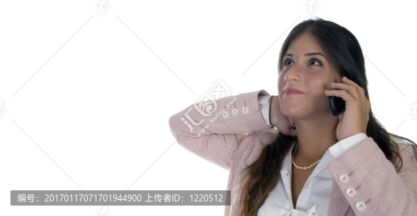 年輕女性手持手機(jī)