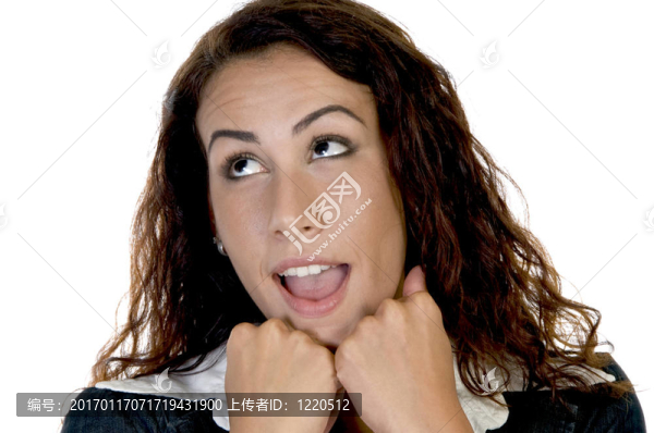 向上的向上看下巴的女士