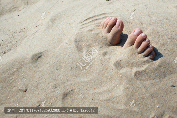 伸出沙子的腳指頭