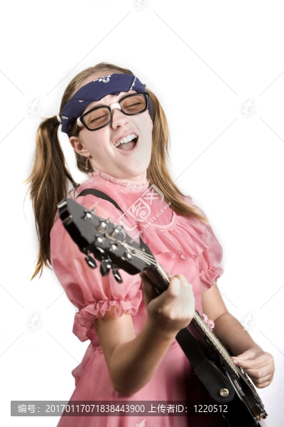 年輕的女孩帶著一把搖滾吉他