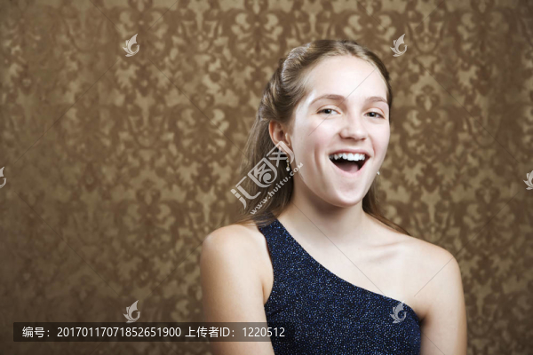 自信的年輕女孩笑