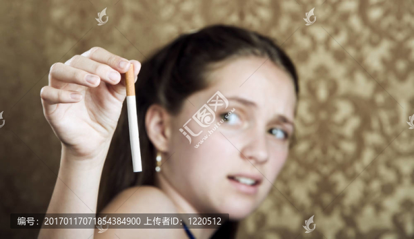 年輕的女孩漸漸從一支香煙