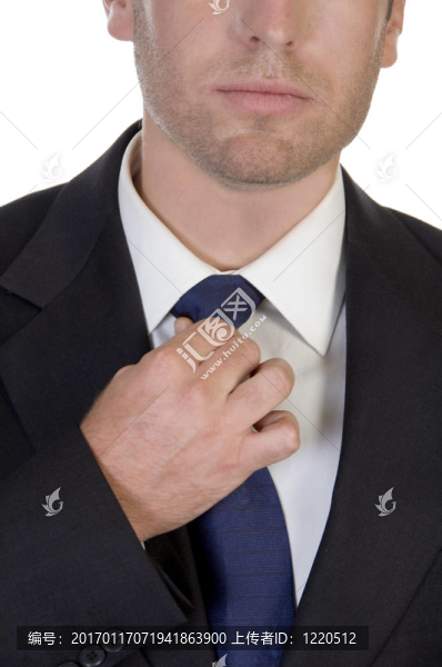 年輕商人系上領(lǐng)帶
