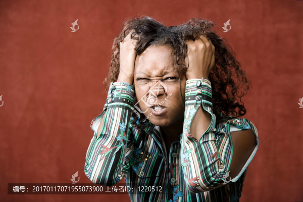 憤怒的漂亮的非洲裔美國婦女