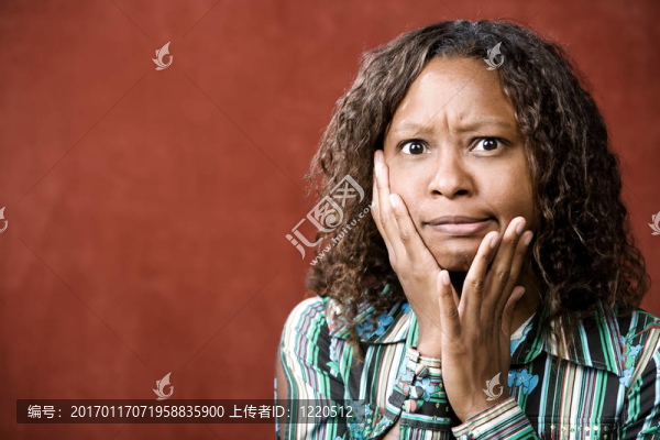 強(qiáng)調(diào)漂亮的非洲裔美國婦女