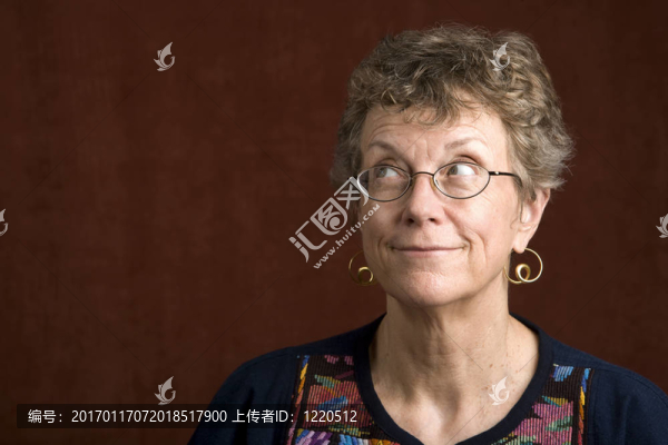 戴眼鏡的女人抬頭看