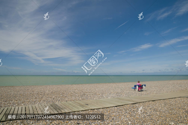 坐在海灘上