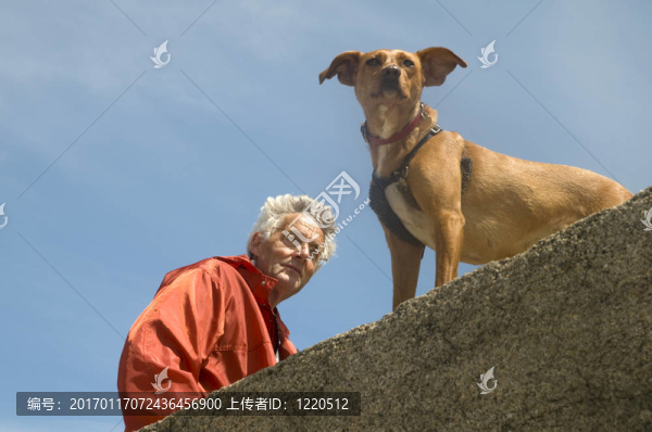 和他的狗的人