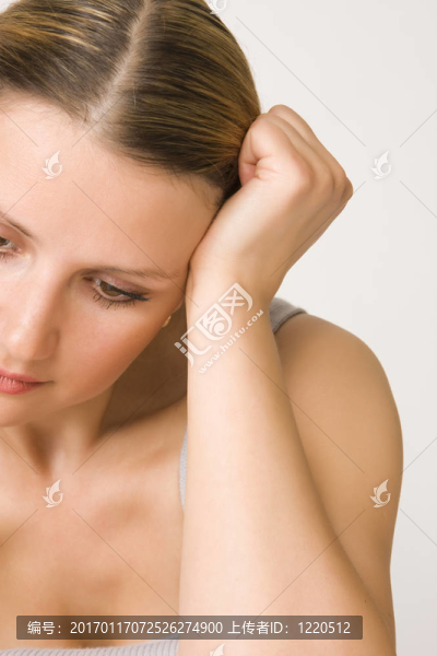 悲傷的女人-匯圖網(wǎng) www.fosd68.com 悲傷的女人