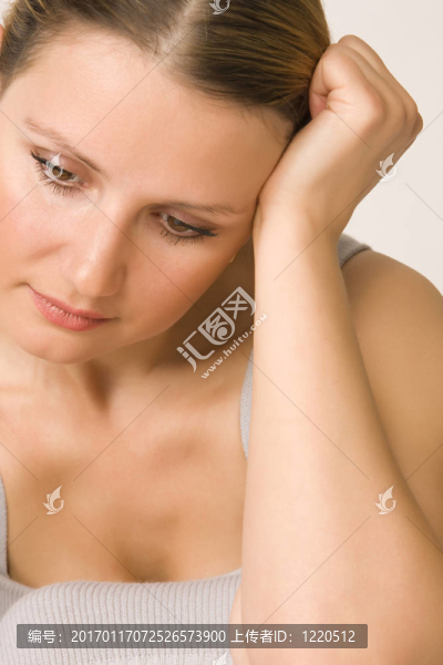 年輕美麗的悲傷的女人