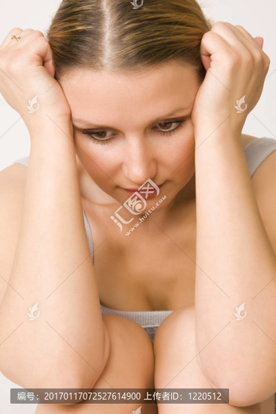 年輕美麗的悲傷的女人