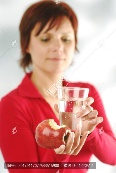 一個有蘋果的女人