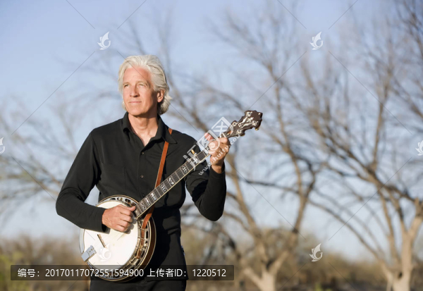 班卓琴的球員在戶外