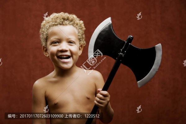 一個(gè)玩具斧頭Young,Boy-匯圖網(wǎng) www.fosd68.com 一個(gè)玩具斧頭Young,Boy