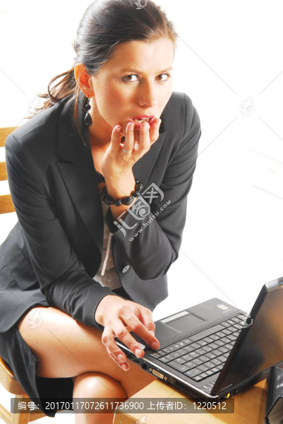 一個疲倦的女人帶著一本筆記本