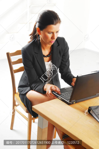 一個(gè)疲倦的女人帶著一本筆記本