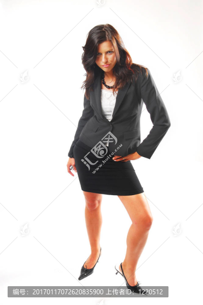 在兩件套裝的女人