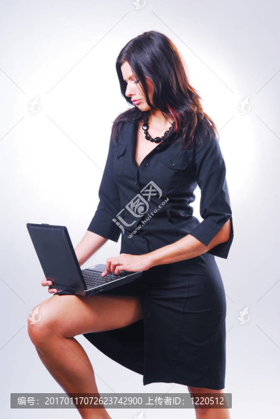一個年輕漂亮的女人帶著一本筆記本