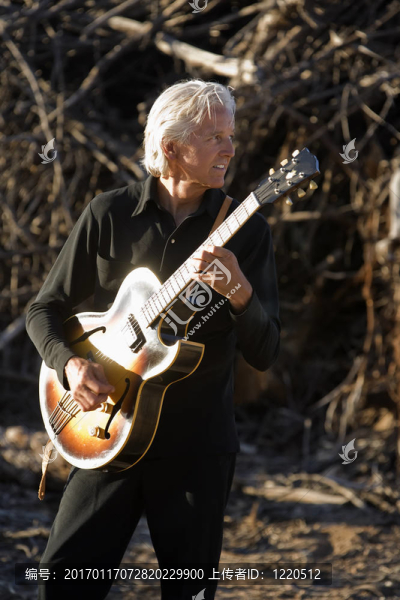 戶外電吉他手-匯圖網(wǎng) www.fosd68.com 戶外電吉他手