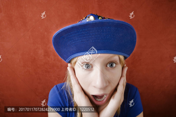 震驚的年輕女孩