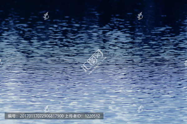 空白的藍(lán)湖的漣漪-匯圖網(wǎng) www.fosd68.com 空白的藍(lán)湖的漣漪