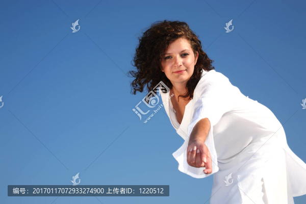 穿著白色的年輕快樂的女人