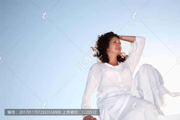 穿著白色的年輕女人