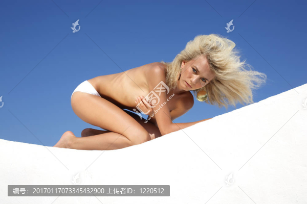天空背景下的時(shí)尚模特