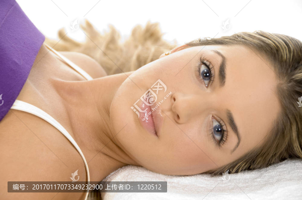 美麗的年輕女人看著你