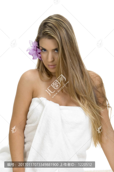 擺性感的金發(fā)女人在毛巾