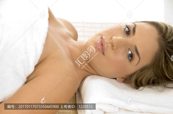 輕松的女士看著你
