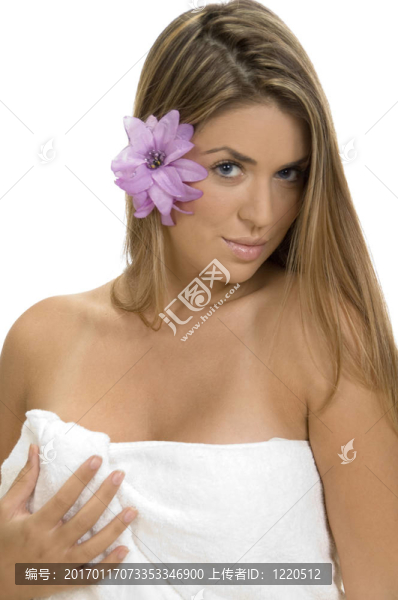 在毛巾上擺姿勢的金發(fā)女郎