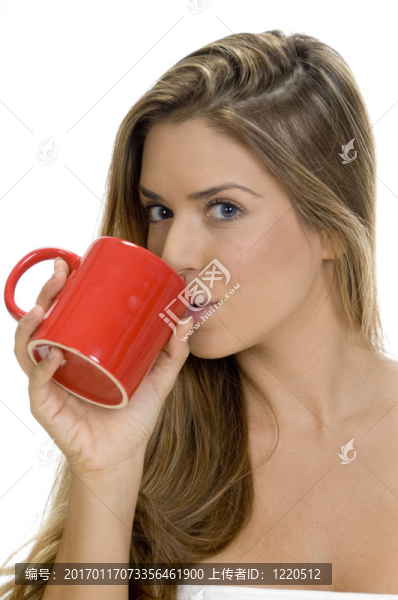 喝咖啡杯的女士