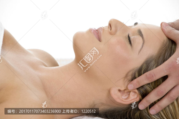 女士頭部按摩的肖像