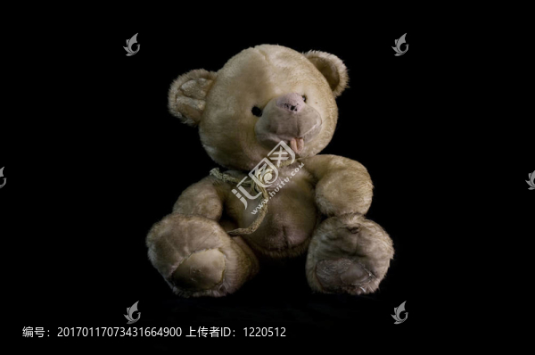 黑色背景上的舊泰迪熊玩具