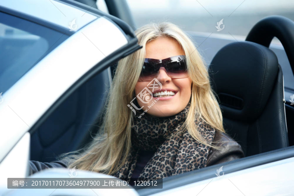汽車(chē)?yán)锏慕鸢l(fā)微笑的女人