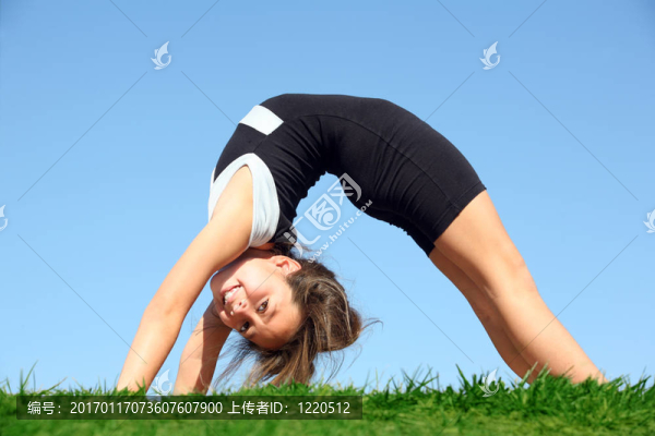 可愛的女孩做的橋