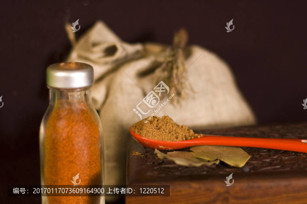 黑色的紅色和黑色的胡椒