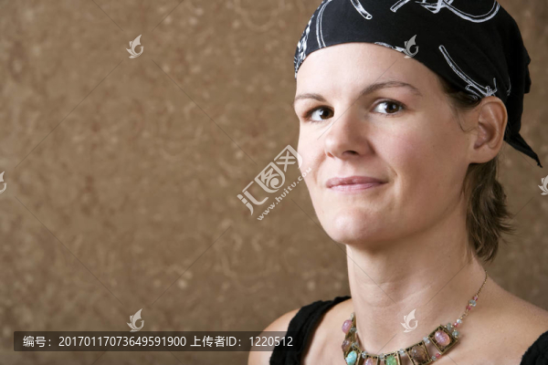 漂亮的女人戴著頭巾